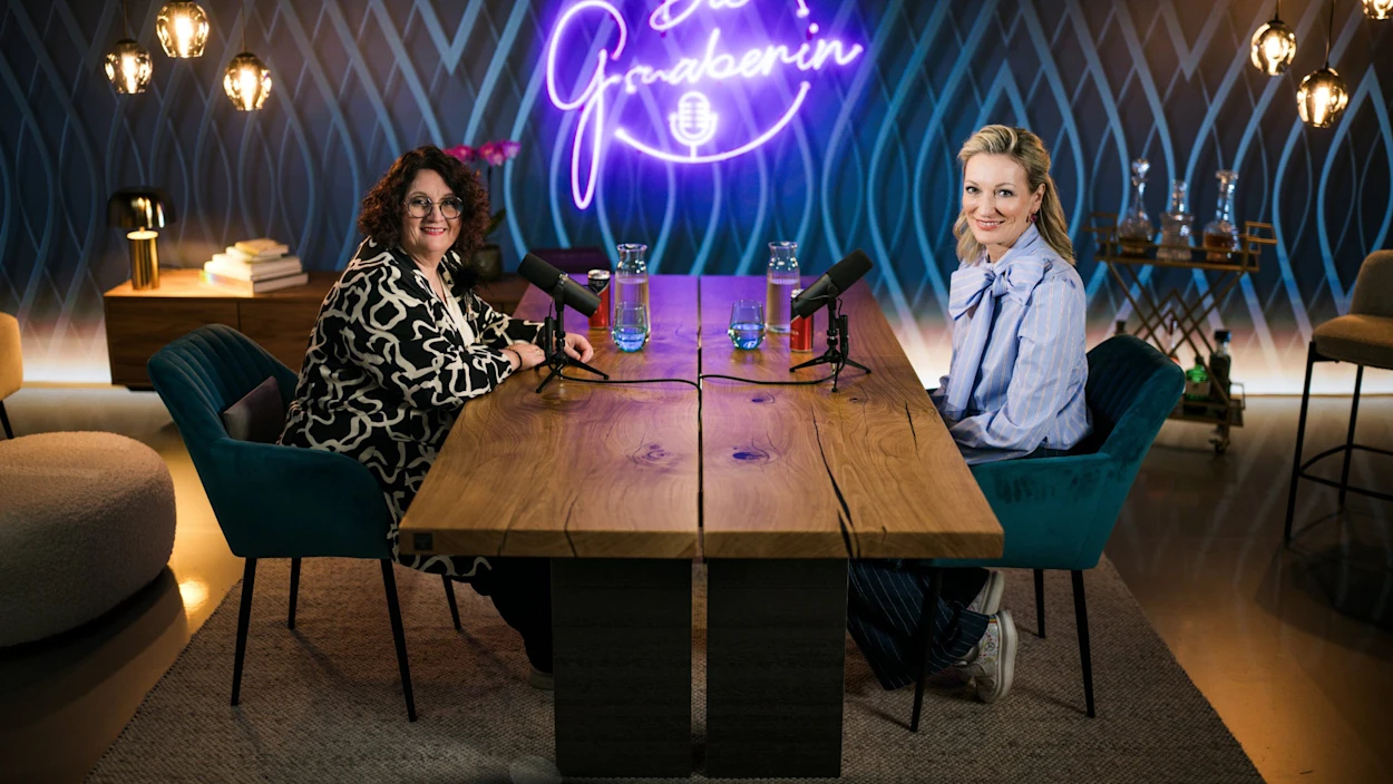 Mit Monika Gruber und Bestatterin Iris Menzinger