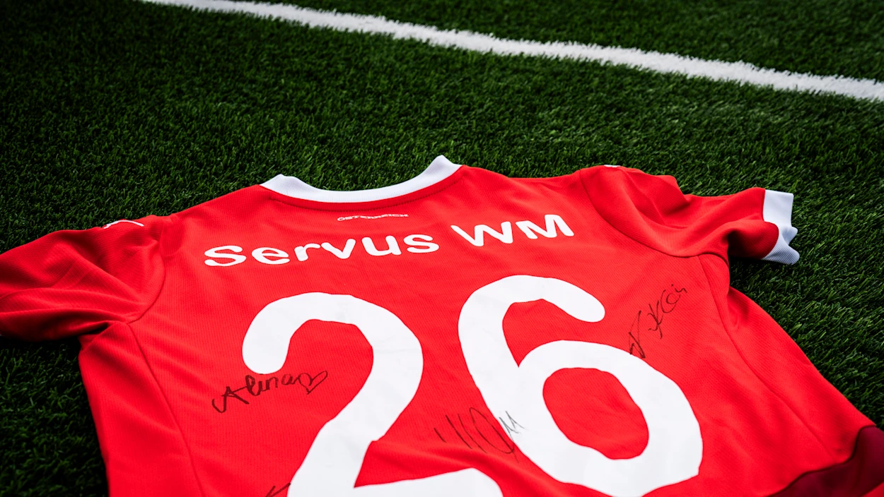 Gewinne das ServusTV WM 26-Spezialtrikot!