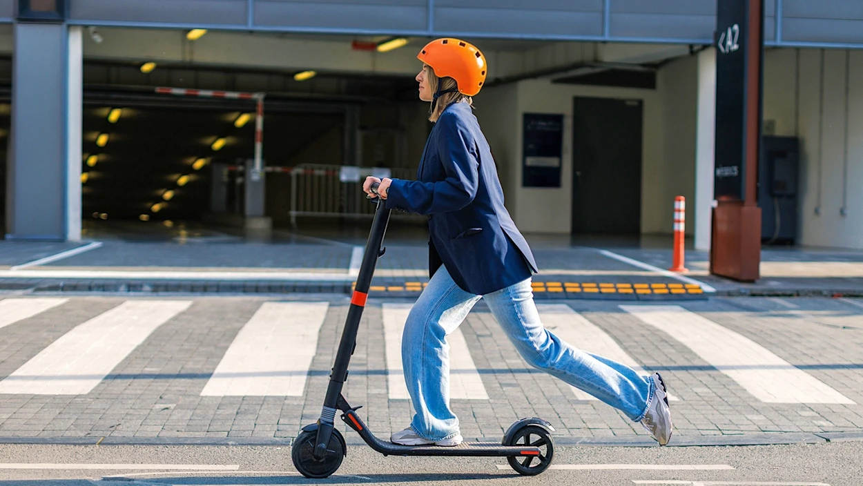 Neue Regeln für E-Scooter: Blinker sind ein Muss und Helm-Pflicht für Jugendliche