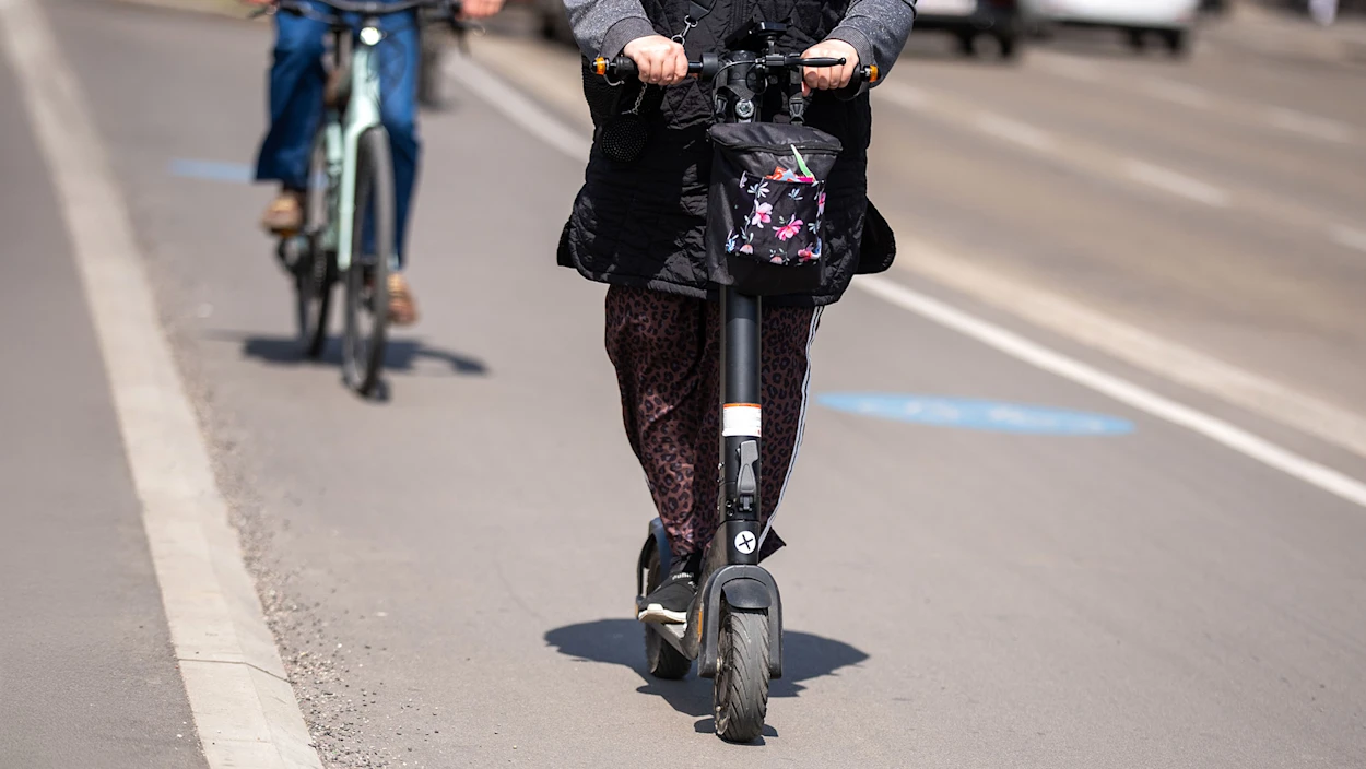 Bezirk Scheibbs unter Schock: 12-Jährige stirbt nach Kollision mit Auto auf E‑Scooter