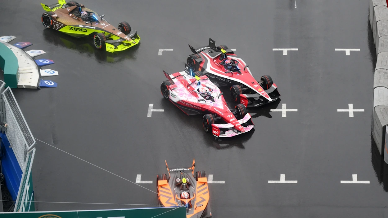Black Flag in Tokio: Jake Dennis fliegt aus dem Rennen