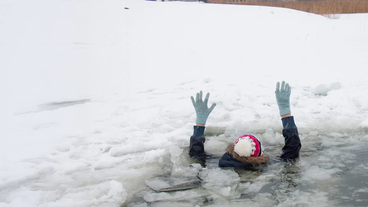 Dünnes Eis am Irrsee: Eisläuferin eingebrochen – Rettung mit Lebensgefahr