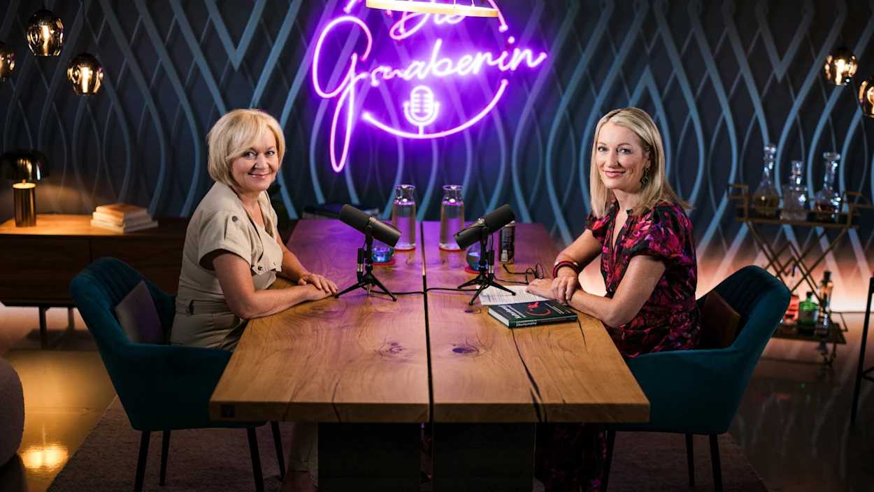 Mit Monika Gruber und der Lehrerin Susanne Wiesinger