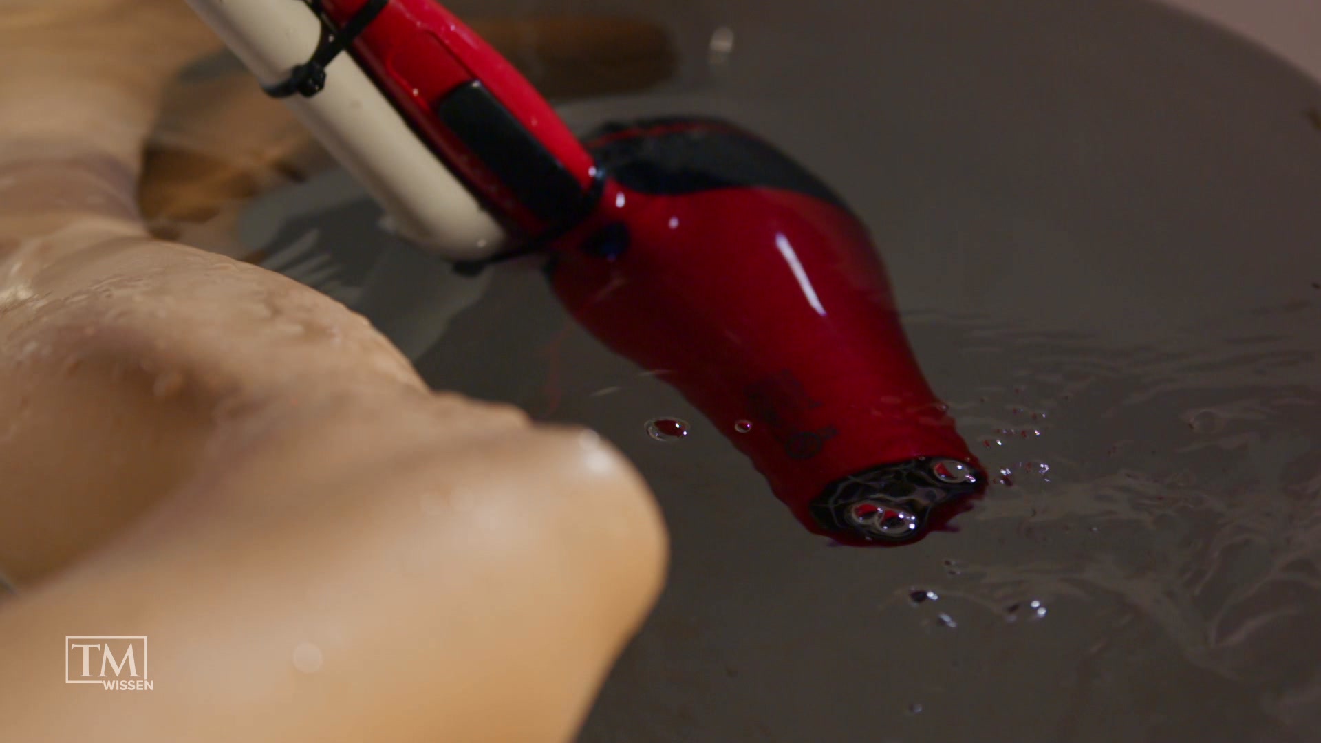 Föhn in der Badewanne